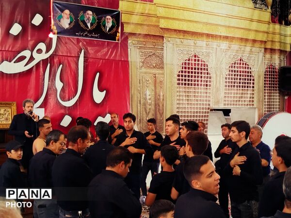 مراسم دسته‌روی زنجیرزنی ظهر عاشورا در روستای فدافن کاشمر