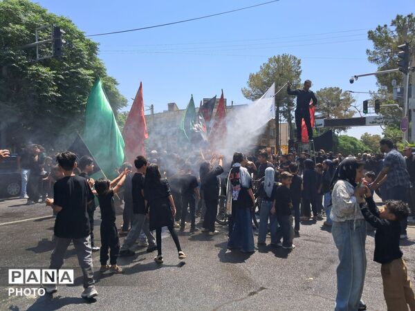 ورود هیئت‌های عزاداری به مهدیه کاشمر در هشتمین روز محرم