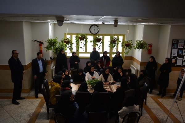 برای اولین‌بار برگزاری کافه ۵۷ در دبیرستان‌ نمونه دولتی ولایت بهارستان‌دو