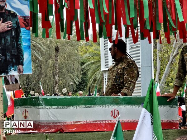وداع باشکوه بندرعباس با دریابان شهید علیرضا تنگسیری؛ پیکر فرزند دریا بر دستان مردم تشییع شد