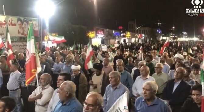 حضور فرمانده ناو دنا و خانواده‌های شهدا در تجمع دفاع از ایران
