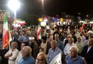 حضور فرمانده ناو دنا و خانواده‌های شهدا در تجمع دفاع از ایران