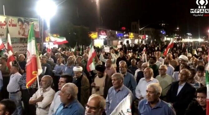 حضور فرمانده ناو دنا و خانواده‌های شهدا در تجمع دفاع از ایران
