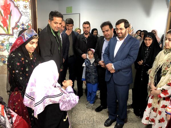 تقسیم مهربانی ها در روز نیکوکاری با حضور مسئولین در مدارس ملارد 