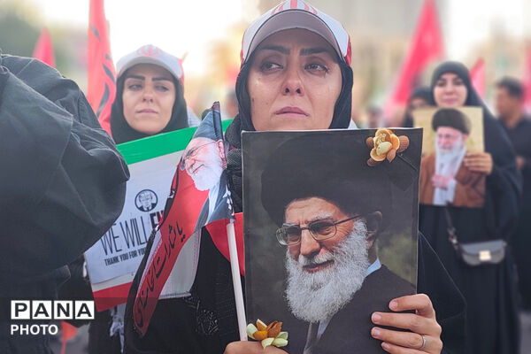 بدرقه حماسی امام شهید در قلب تهران