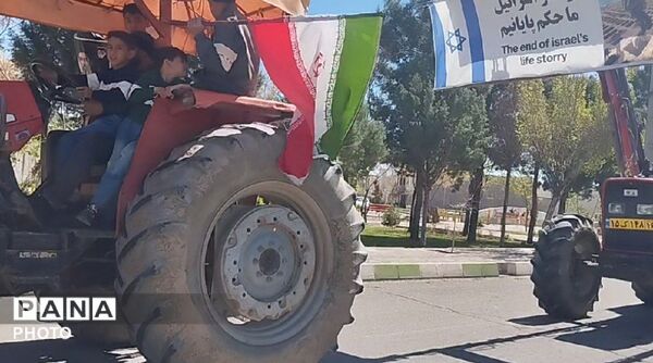 حرکت کاروان «تراکتورها» در شهر جعفریه قم 