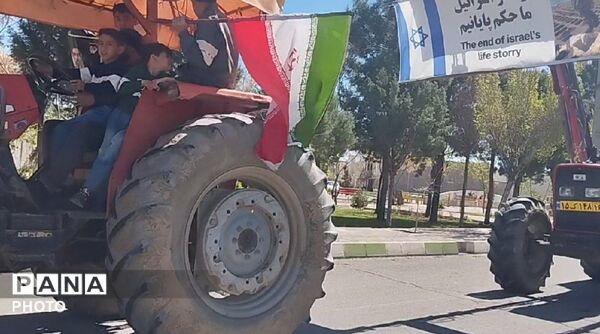 حرکت کاروان «تراکتورها» در شهر جعفریه قم 