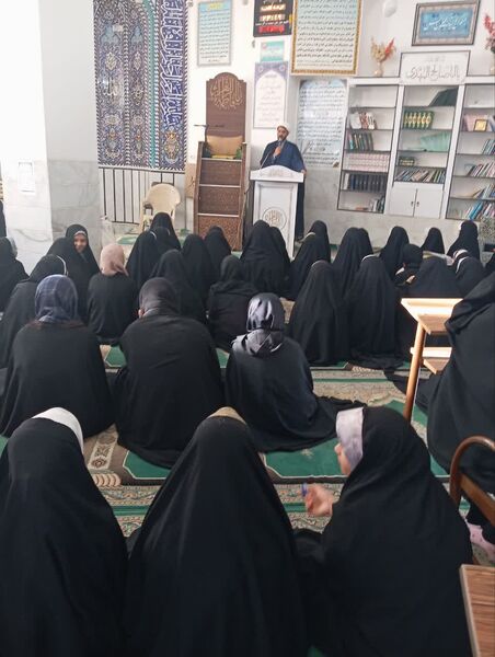 مراسم معنوی اعتکاف دانش‌آموزان دختر ابرکوهی در مسجد بقیه الله