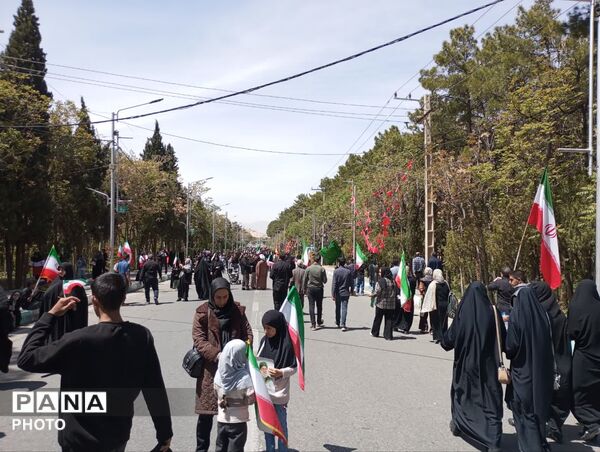 حضور پر شور مردم کرمان در چهلمین روز شهدای جنگ رمضان