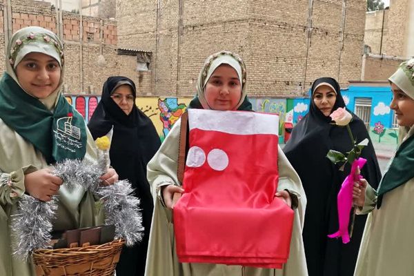 پرچم متبرک امام حسین(ع) میهمان دانش‌آموزان مدرسه زنده‌یاد قمصری
