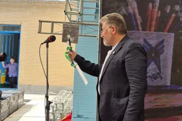 زنگ آغاز سال تحصیلی توسط رئیس دانشگاه آزاد در دبستان سما شهر لامرد به صدا درآمد

