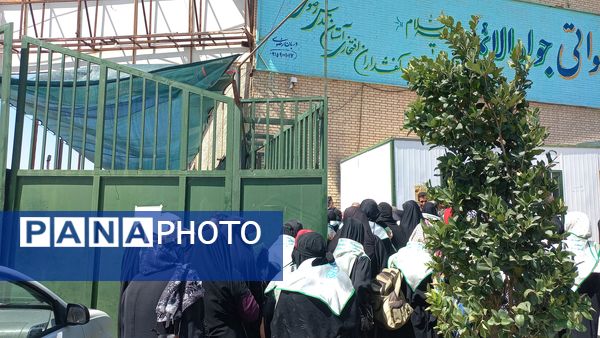 حضور زائران پیاده در جاده غدیر مشهد به نیشابور