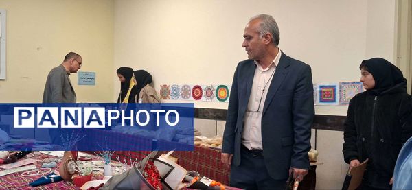 بازدید معاون آموزشی آموزش و پرورش خلیل آباد از بازارچه کار آفرینی جوانه های انقلاب