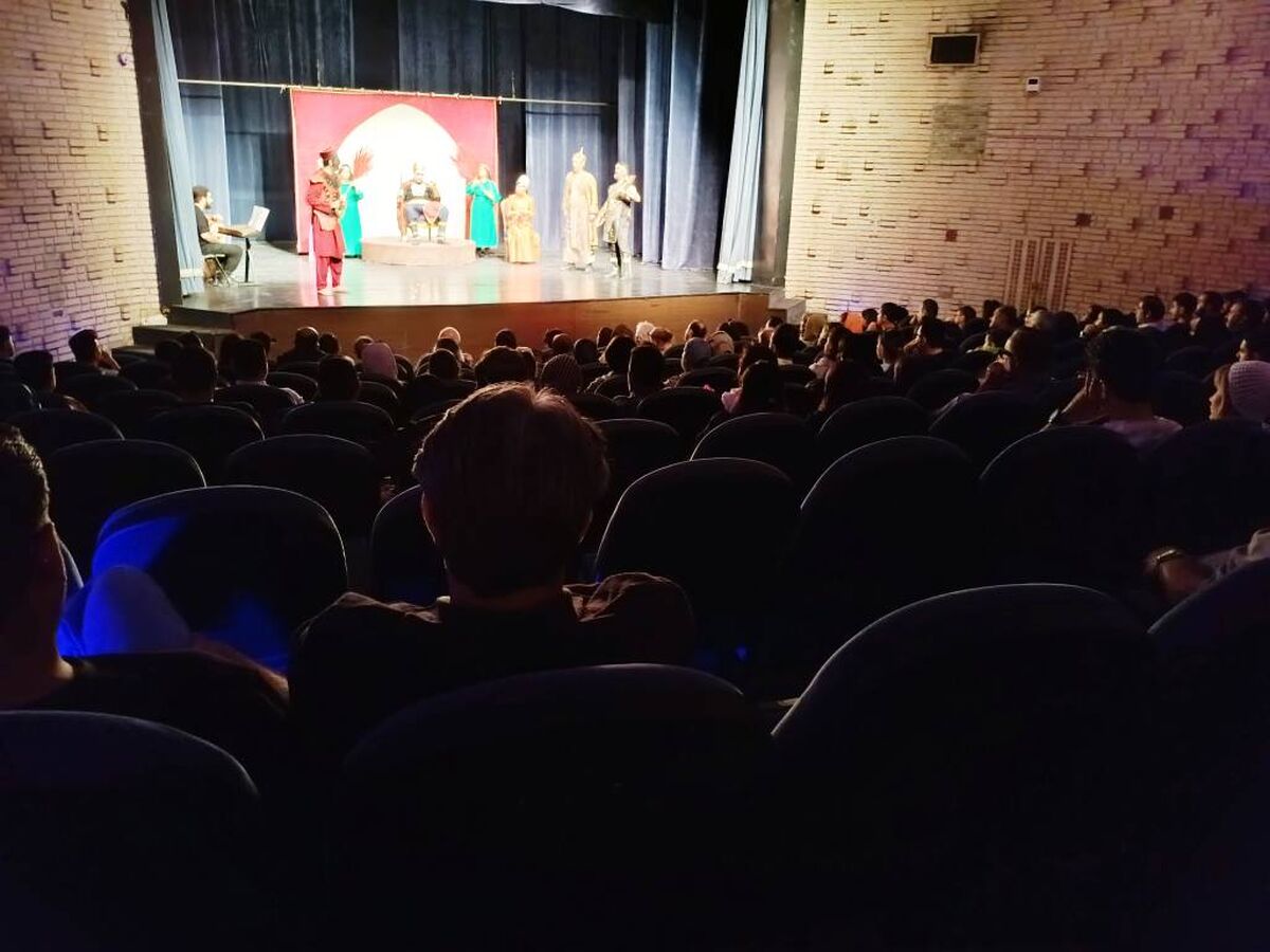 بیش از یک هزار نفر طی پنج اجرا به تماشاخانه سنگلج آمدند