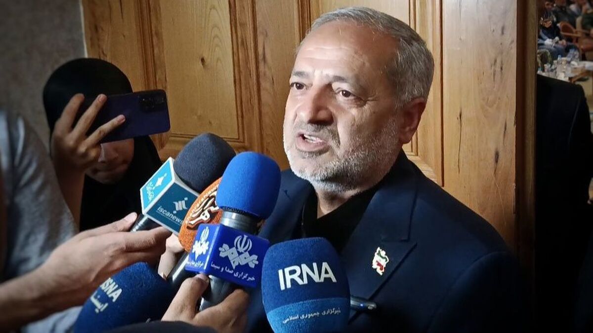  مکتب و سیره رهبر شهید در کتاب‌های درسی جانمایی می‌شود