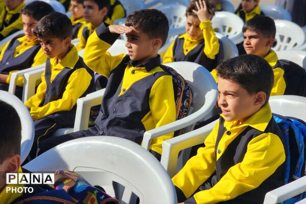 جشن شکوفه‌ها در دبستان انقلاب اسلامی تهران