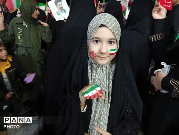گردهمایی دبستانی های یزدی در گرامی‌داشت یاد دانش آموز شهید تیارا صادقی