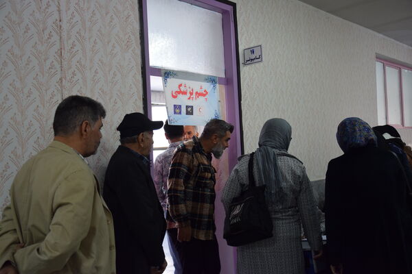برپایی میز خدمت‌رسانی درمانی در دبیرستان شهید صدوقی با همکاری نهادهای جهادی