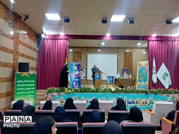 ایران فردا را دانش‌آموزان می‌سازند