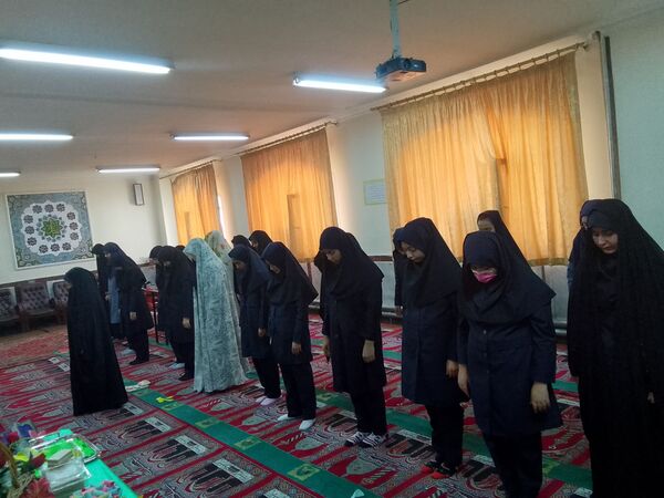 نماز جماعت رنگین در مدرسه‌ مدرس تبریز