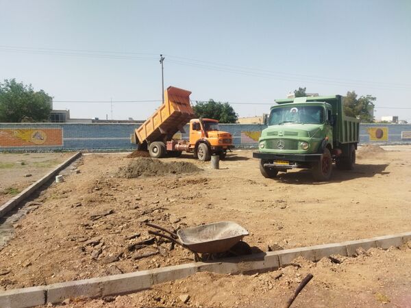 پیش رویی در ساخت چمن مصنوعی دبیرستان نمونه دانش کاشمر