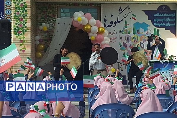 حضور مشاور وزیر آموزش و پرورش گرمابخش محفل شکوفه‌های شیراز