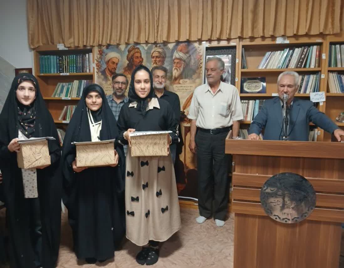 تجلیل از دانش آموزان برگزیده مسابقات شعرخوانی و مشاعره در قم