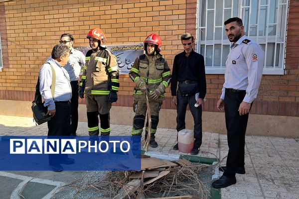 مراسم پدافند غیرعامل در دبیرستان بشارت بهارستان‌دو 