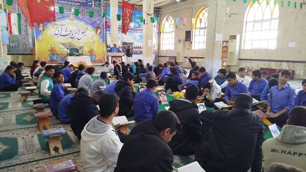 محفل انس قرآن به مناسبت نیمه شعبان و دهه فجر در مسجد جامع حاجی‌آباد 