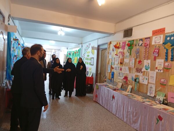 آیین نواختن زنگ کتاب و کتابخوانی در دبستان تربیت