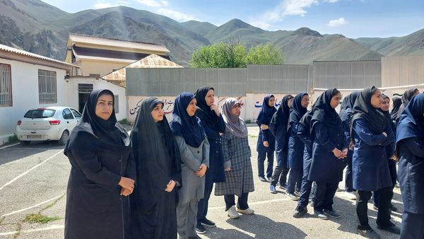 نواخته شدن زنگ سپاس معلم در دبیرستان زینبیه بلده