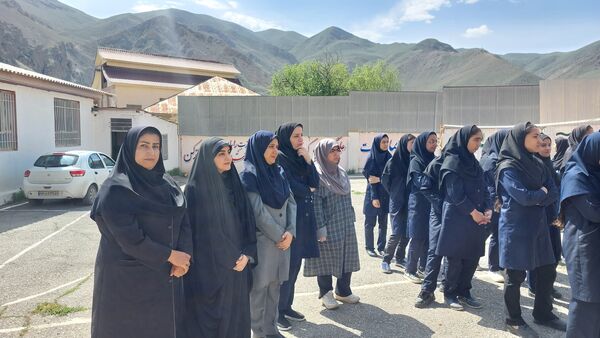 نواخته شدن زنگ سپاس معلم در دبیرستان زینبیه بلده