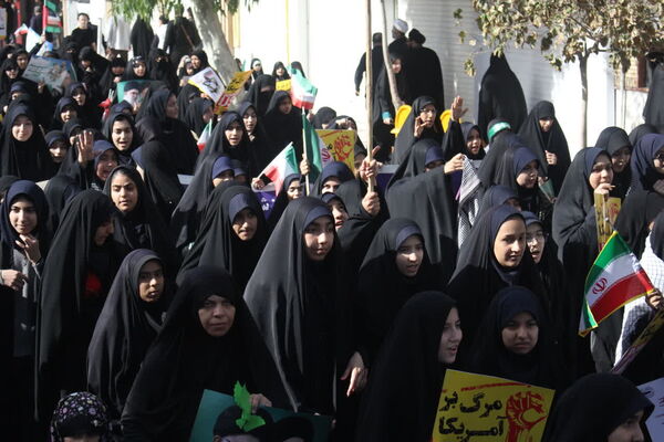 جلوه‌هایی از حضور حماسی دانش‌آموزان قم در راهپیمایی یوم الله ۱۳ آبان