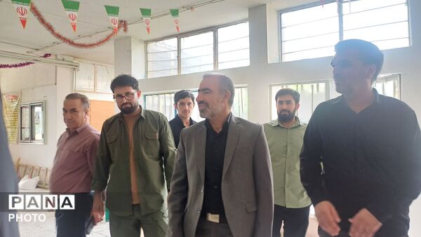 بازدید فرمانده سپاه پاسداران کوهدشت ازاجرای طرح شهید عجمیان در مدرسه معرفت شهرستان کوهدشت