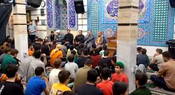 بازدید مسئولان منطقه ۱۰ از دانش‌آموزان معتکف