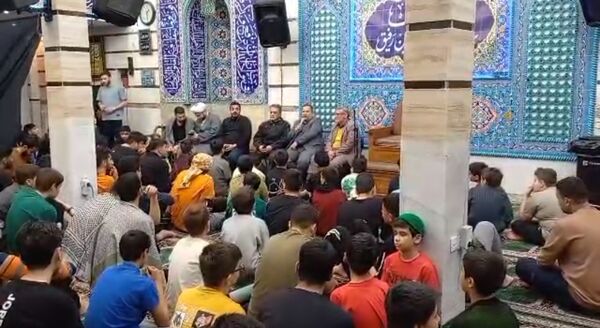 بازدید مسئولان منطقه ۱۰ از دانش‌آموزان معتکف