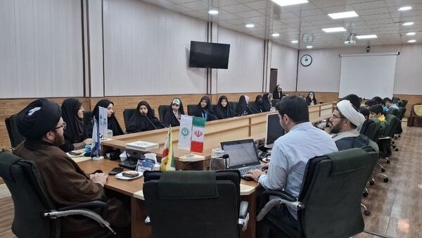 نشست صمیمی اعضای مجلس دانش‌آموزی و خبرنگاران پانا با معاون تربیت‌بدنی و سلامت آموزش و پرورش قم