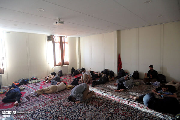 بازدید رئیس دانشگاه فرهنگیان از موکب‌های پذیرای زائرین مراسم امام شهید در این دانشگاه