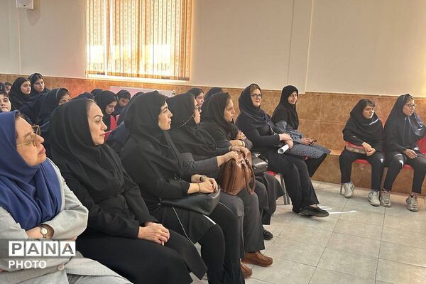 آموزش امداد و نجات در مدرسه گل‌های نمونه ورامین