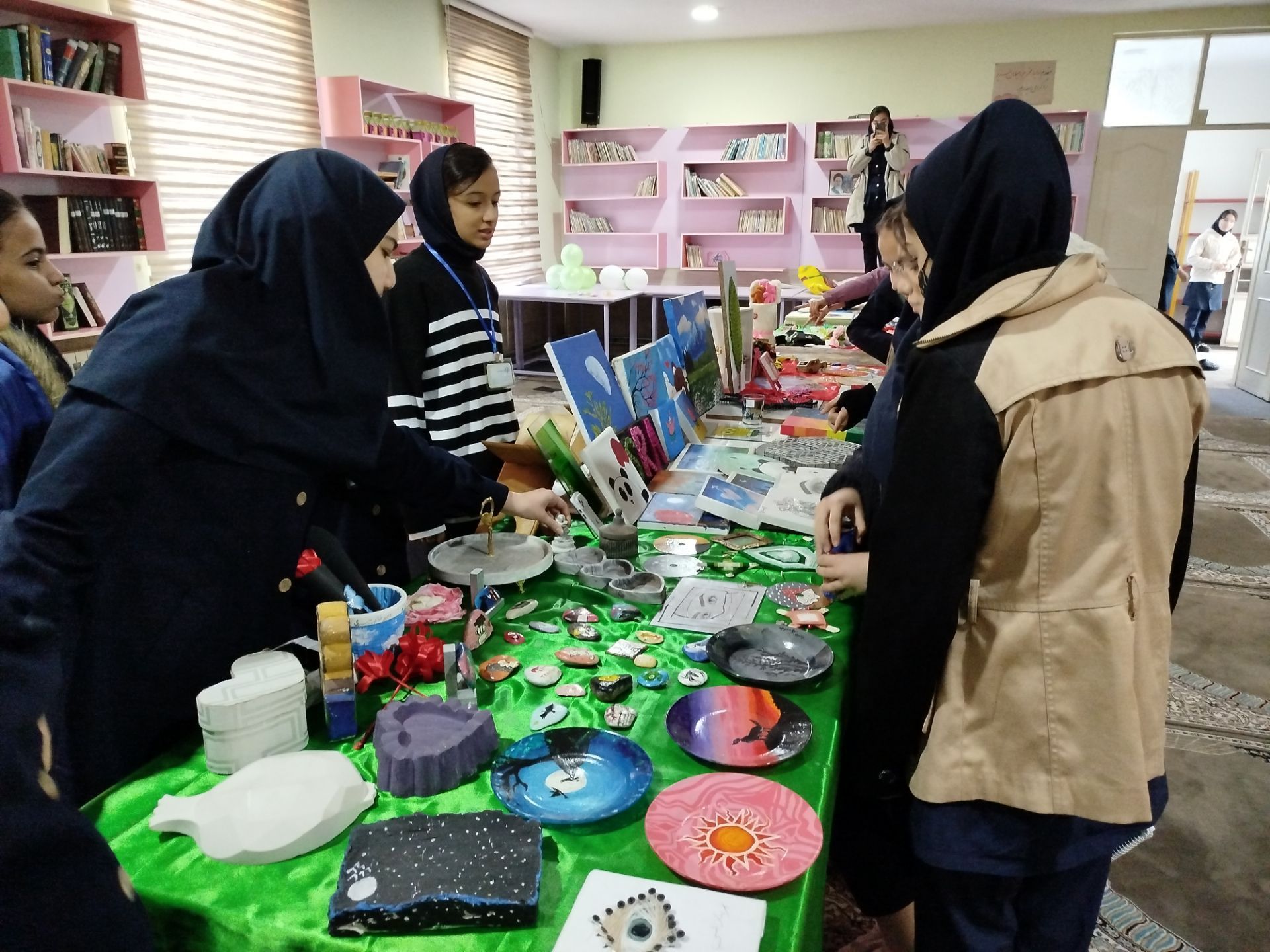 نمایشگاه هنری دانش‌آموزان مدرسه شهید قنبری لاله