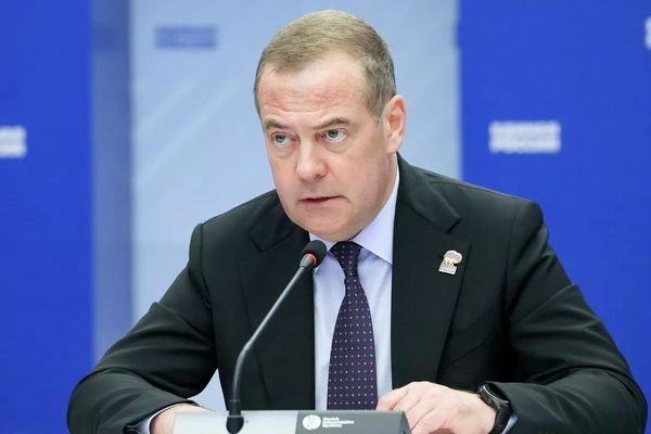 واکنش مدودف به وقایع کاراکاس: همه کشورها باید نیروهای مسلح خود را تا حد امکان تقویت کنند