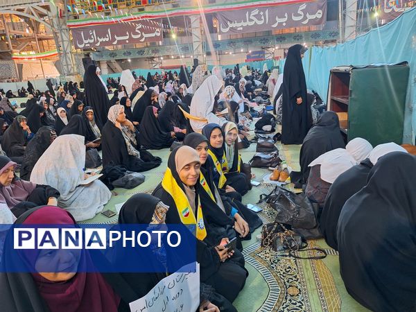 حضور پرشور دانش‌آموزان عضو سازمان دانش‌آموزی در نمازجمعه اصفهان