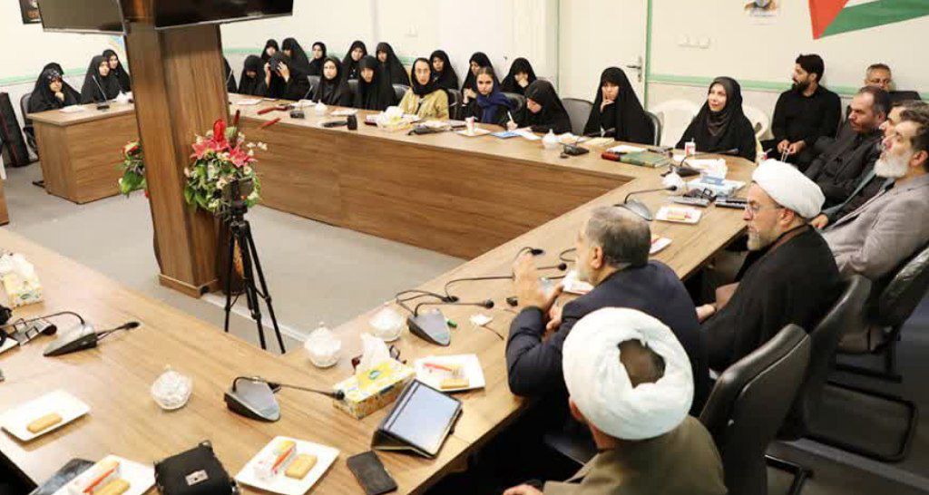 نشست بصیرتی دختران حاج قاسم با حضور سردار آبنوش