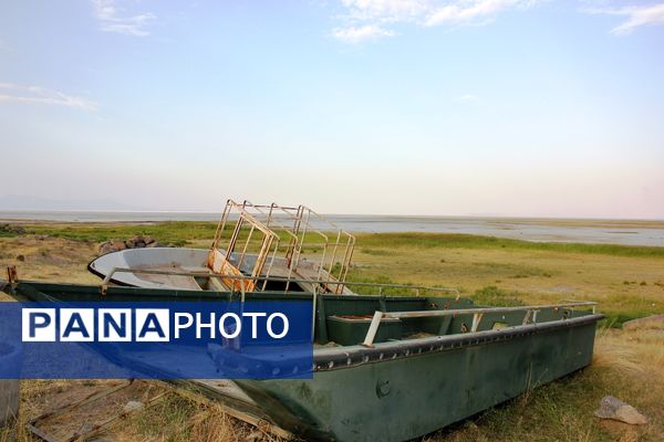 قایق‌های به گل نشسته دریاچه ارومیه