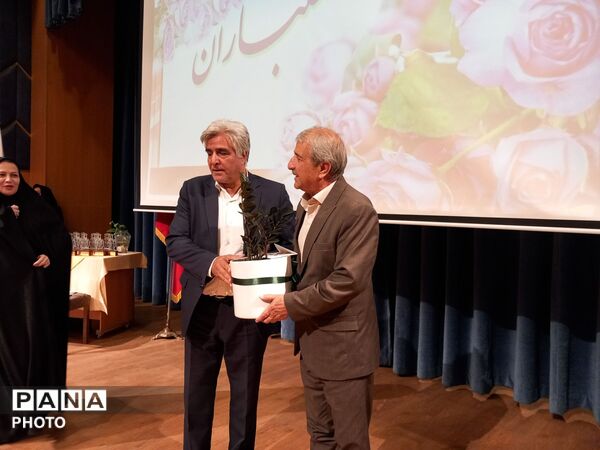 جشن فارغ تحصیلی وتقدیر ازدانش آموزان پایه نهم دبیرستان آرمینه مصلی نژاد ناحیه ۶