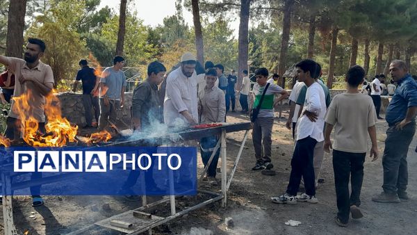خودکفایی در آشپزی؛ دانش‌آموزان جوجه را از زغال تا سفره رساندند