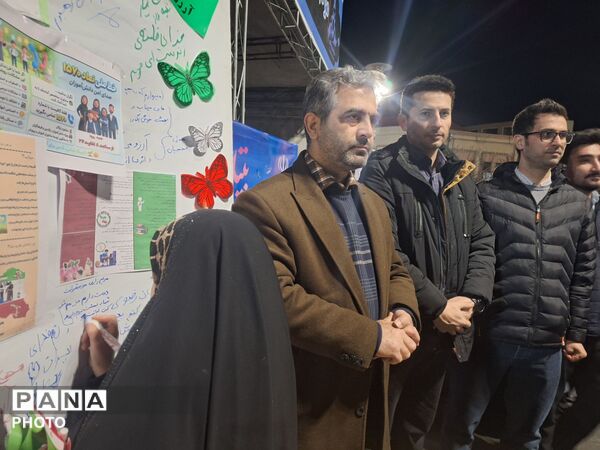 دیوار آرزوها با دلنوشته‌های آرمانی دانش‌آموزان 