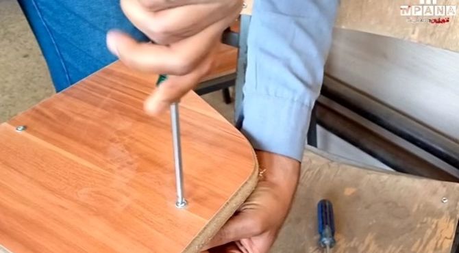 روایت دانش آموز و پدری که بی ادعا صندلی های مدرسه را تعمیر کردند