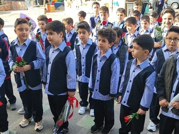 آیین جشن شکوفه‌ها در دبستان شاهد شهید بهنام محمدی ناحیه 2 کرج 