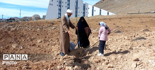 روز درختکاری در شهرکرد 